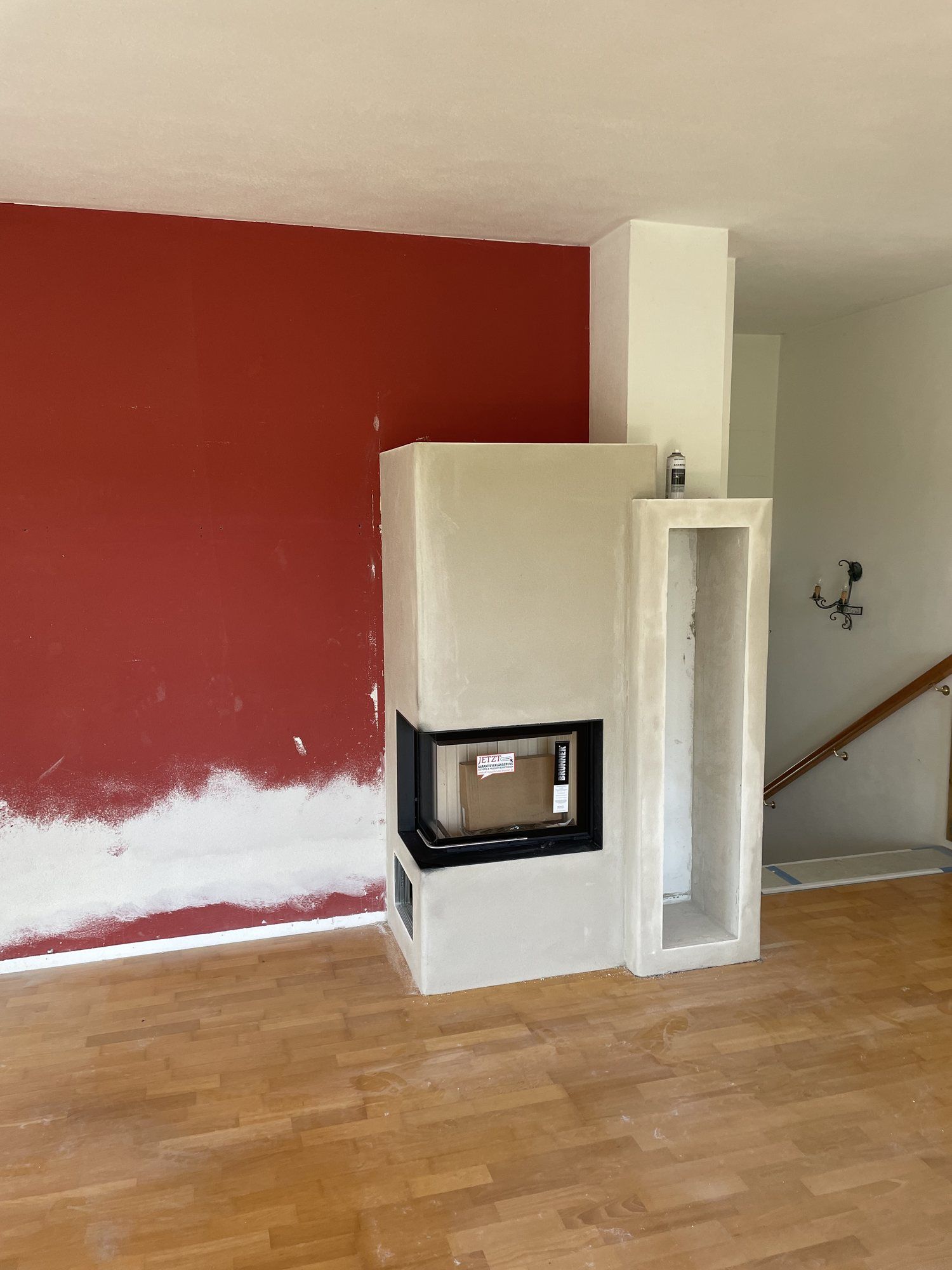 Ofen im Rohbau vor dem Verputzen, mit Brennraum und hohem Holzfach